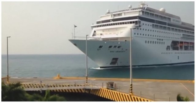 Круизный лайнер снес пирс в Гондурасе