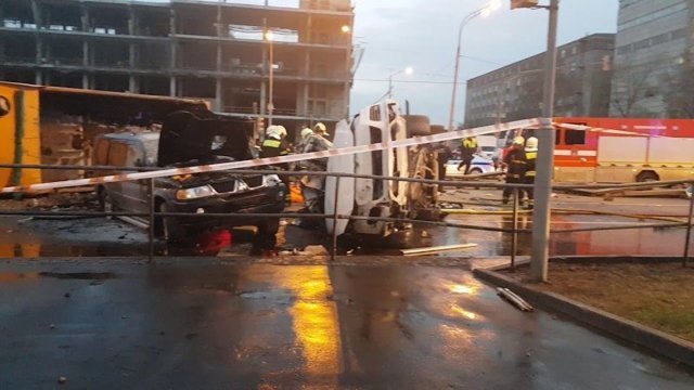 Авария дня. Грузовик с щебнем протаранил два автомобиля в Москве