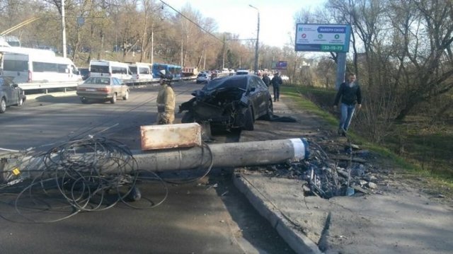 Авария дня. Столб и два автомобиля пострадали в Брянске