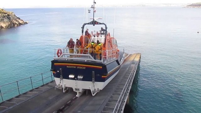 Спуск спасательного катера на воду с горки