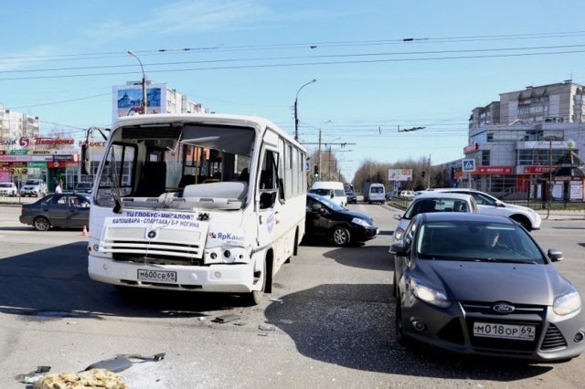 Авария дня. В Твери маршрутка столкнулась с КамАЗом