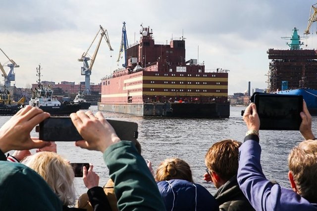 Первый в мире плавучий атомный энергоблок отправился из Санкт-Петербурга в Мурманск