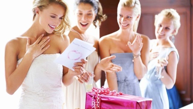 Отличный способ проверить дружбу — подарите на свадьбе подписанный конверт