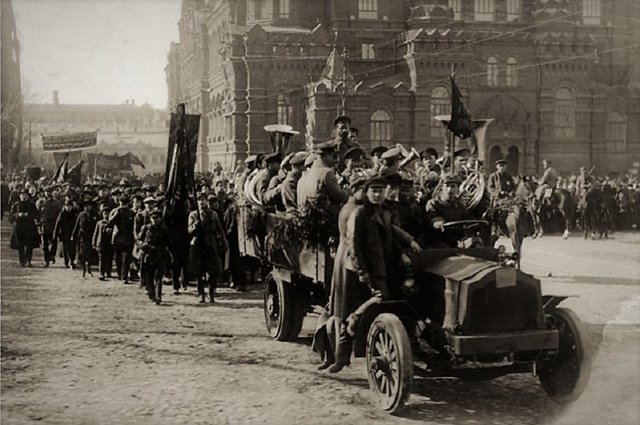 Первый парад Красной армии. «Баранье стадо» или «Несомненная сила»?