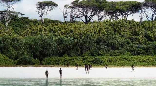 Это племя, находящееся в изоляции приблизительно 55 тысяч лет, может на законных основания убить любого, кто ступит на их остров