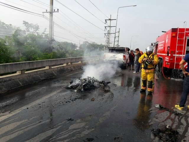 В Таиланде байкер врезался в заднюю часть грузовика