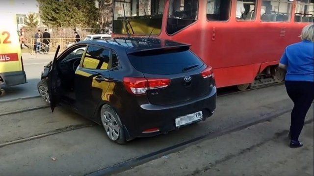 Авария дня.  В Казани трамвай протаранил три машины