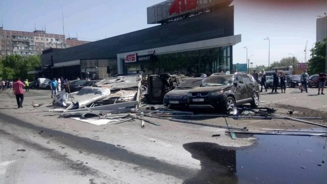 Авария дня. Фура без тормозов въехала на стоянку супермаркета, протаранив 12 автомобилей