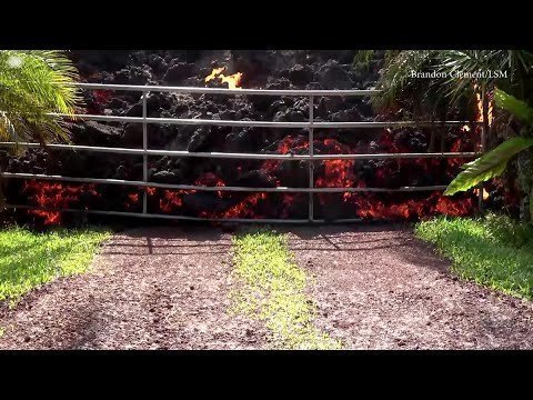 Вулканическая лава сжигает Ford Mustang