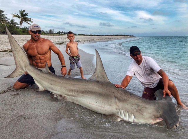 Американец поймал огромную акулу-молот. Но в центре внимания оказался далеко не улов!