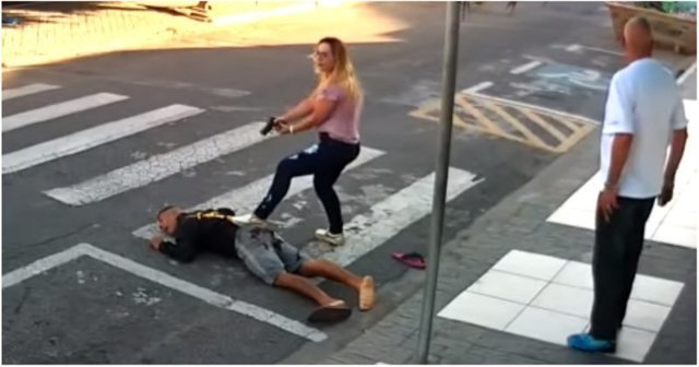 В Бразилии женщина-полицейский ловко обезвредила вооруженного грабителя