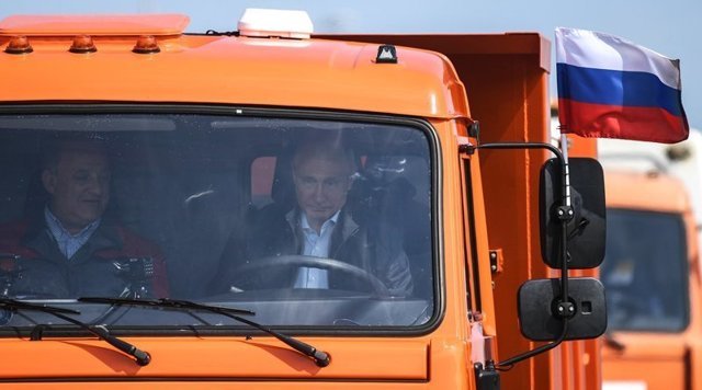 Путин не пристегивался за рулем «КАМАЗа»: липецкий депутат пожаловался на президента генпрокурору