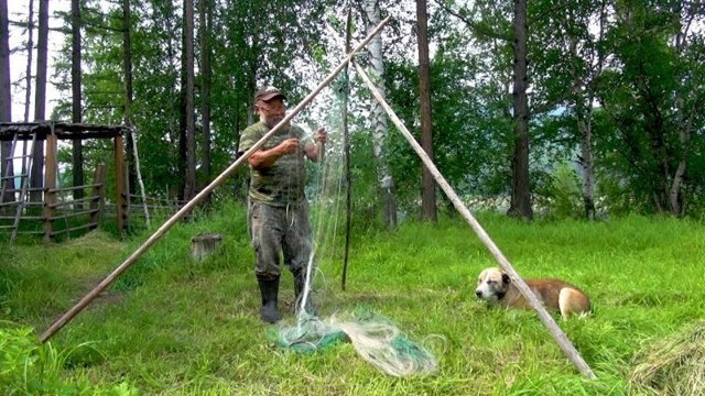 Дед уже 14 лет живет один в якутской тайге