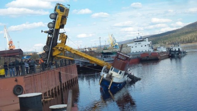 Автокран упал в реку, спуская на воду судно