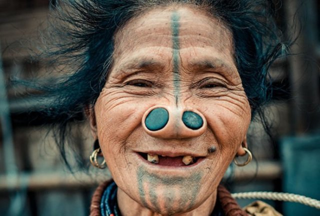 Веселый дух последних представительниц племени апатани с пробками в носу