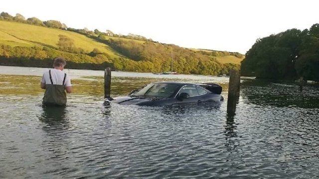 Jaguar XK был найден заброшенным на приливной дороге
