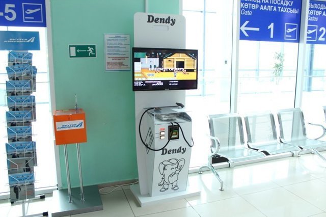 В аэропорту города Якутск я обнаружил вот такой игровой автомат - Dendy