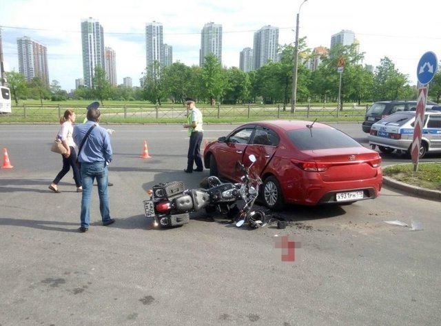 Женщина устроила ДТП с мотоциклистом в Санкт-Петербурге