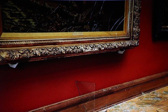 Третьяковская галерея обнародовала повреждённую картину, а вандалу до сих пор не стыдно