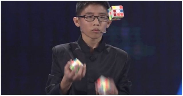 Жонглирующий кубиками Рубика мальчик установил новый мировой рекорд