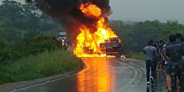 Столкновение грузовиков с возгоранием. Есть погибшие