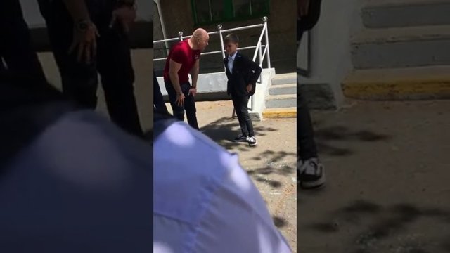 Отец школьника пришёл разбираться с его обидчиком