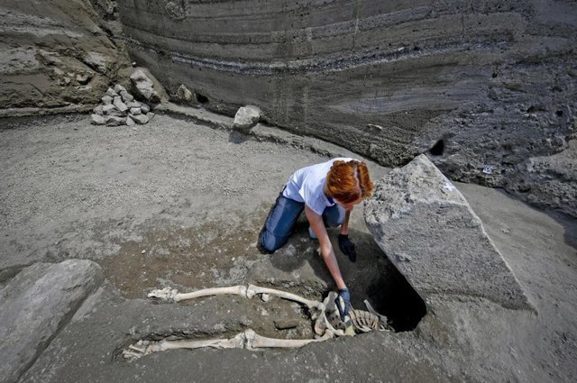 Археологи нашли скелет человека, убегавшего от Везувия. Но его остановил не вулкан, а кое-что другое