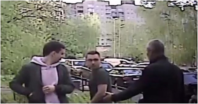 В Санкт-Петербурге парень помочился в урну, а затем  напал на сделавшего ему замечание мужчину