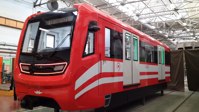 Почему в метро одни станции объявляют мужским голосом, а другие женским?