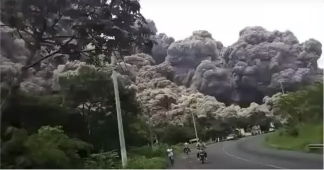 Люди пытаются убежать от извергающегося вулкана в Гватемале 