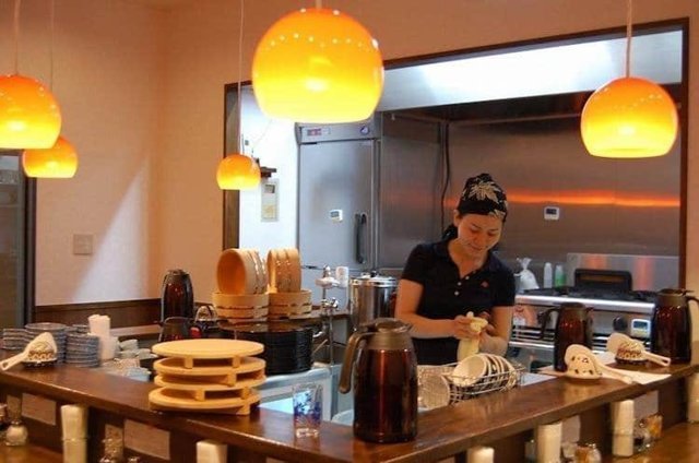 В Токио открылся ресторан, где можно пообедать, отработав смену на кухне