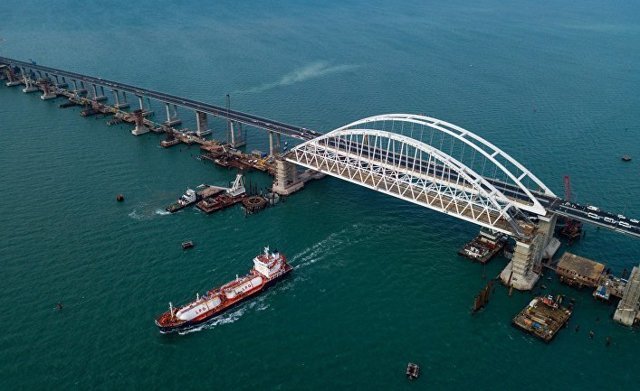 Поток туристов через Крымский мост постоянно увеличивается