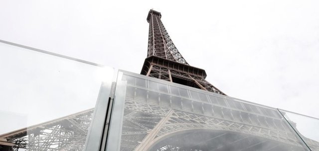 Эйфелеву башню закроют бронированным стеклом