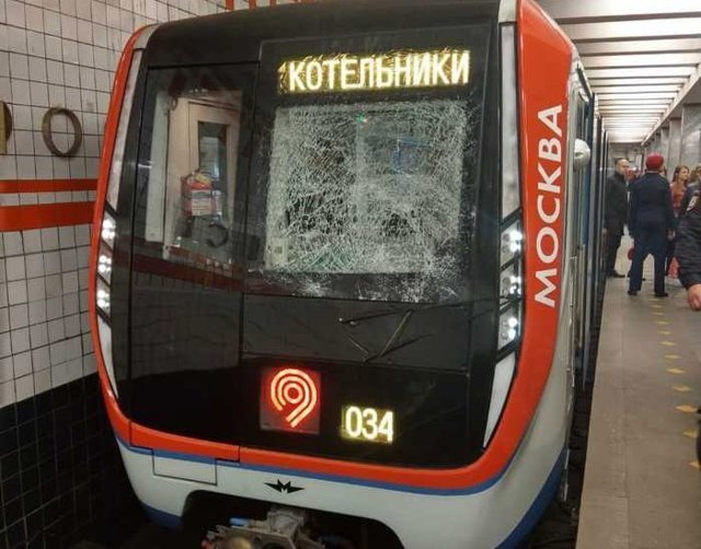 Парень бросился под поезд в московском метро и выжил
