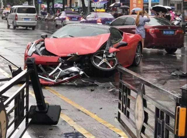 Китаянка разбила красный Ferrari 458 за 650 000 долларов спустя несколько минут после аренды