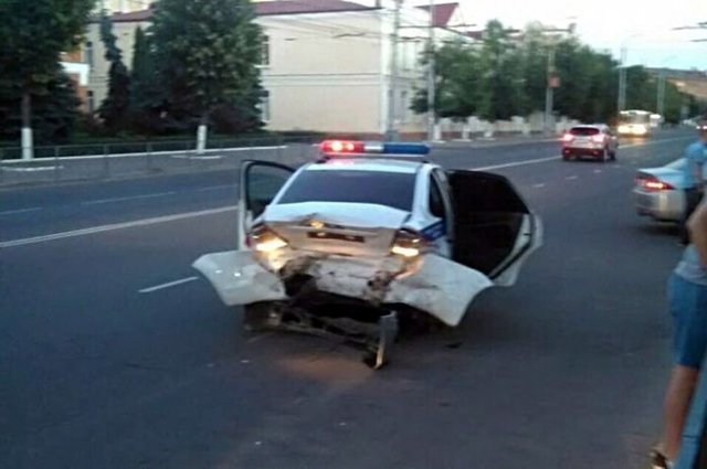 Авария дня. В Орле Мерседес протаранил машину ДПС