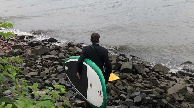 В Нью-Йорке мужчина, опаздывая на встречу, переплыл реку Гудзон на доске для сёрфинга