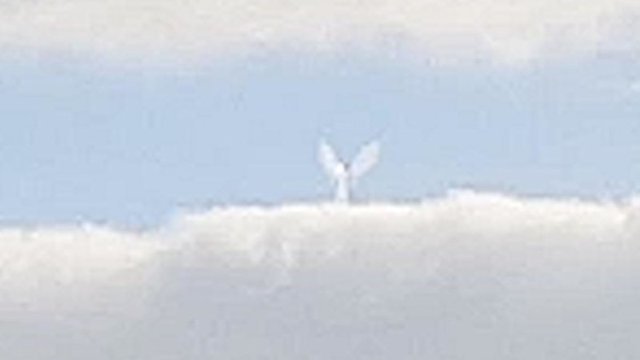 Мужчине удалось снять на видео ангела в небе