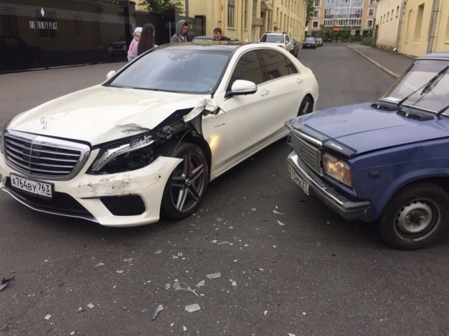 Как в старом анекдоте: "Жигули" влетели в дорогой Mercedes