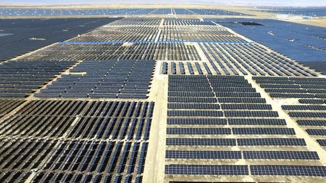 Китай строит крупнейшую в мире солнечную электростанцию, в пять раз превышающую размер Манхэттена
