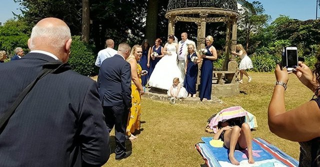 Загорающая женщина отказалась уходить ради свадебного фото