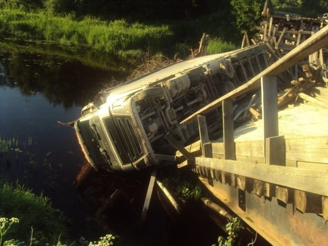 Деревянный мост через реку обрушился из-за тяжелой фуры