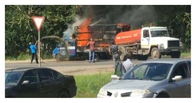 Ивановские ассенизаторы потушили горящий фургон струей фекалий: видео