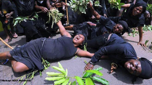 Жительницы Ганы зарабатывают на жизнь, рыдая на чужих похоронах