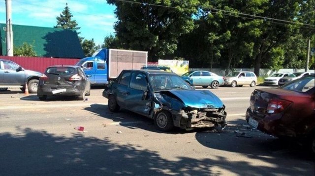 Авария дня. В Смоленске столкнулись сразу семь автомобилей