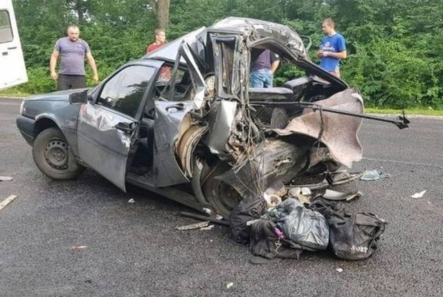 Фура смяла легковушку, как гармошку