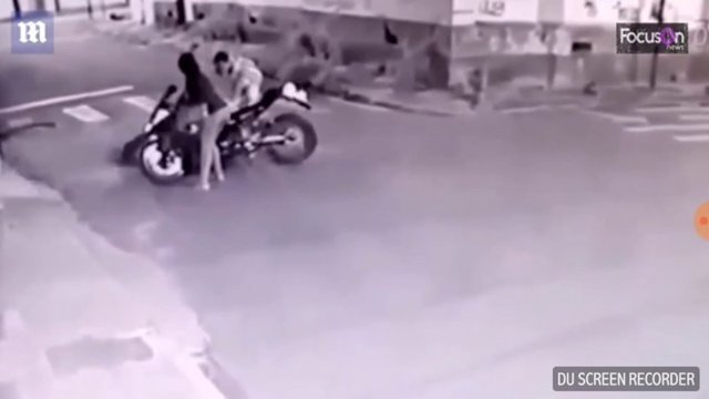 Полицейский расстрелял подростков, которые попытались ограбить его под камерами