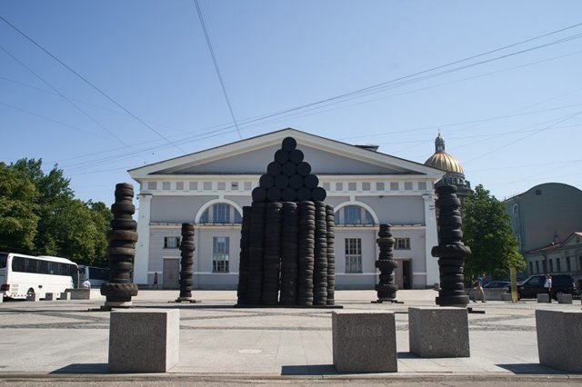 В центре Петербурга появилась капелла из покрышек