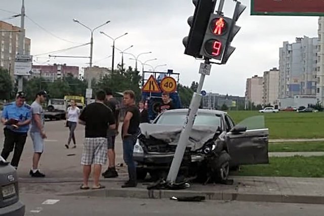 Столкновение в Минске: Honda столкнулась с Mercedes