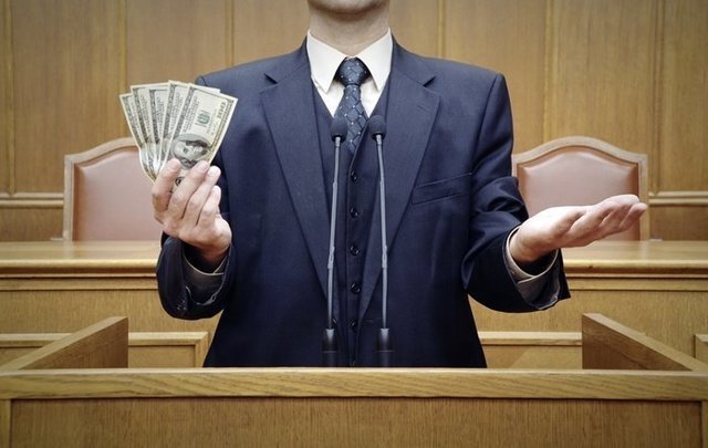 Россияне требуют снизить зарплату депутатов и чиновников